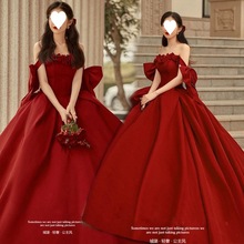 红色新娘主婚纱酒席外景服装婚纱照在逃订婚风写真红色礼服宴会