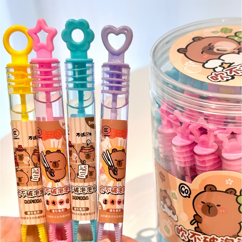 Cute Capi soplando palitos de burbujas, soplando agua de burbujas, juguetes coloridos para niños, juguetes de agua de burbujas para salidas al aire libre