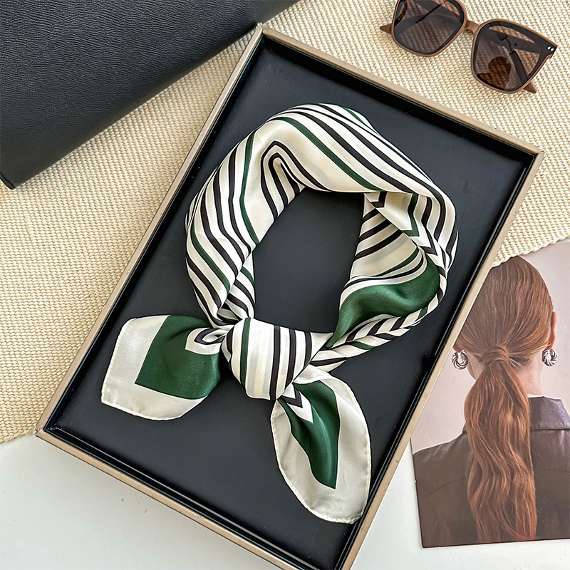 Bufanda de seda, bufanda cuadrada pequeña, sensación de alta gama, nuevo bolso de todo fósforo, pañuelo en la cabeza, cinturón para el cabello con camisa, bufanda decorativa, chal pequeño