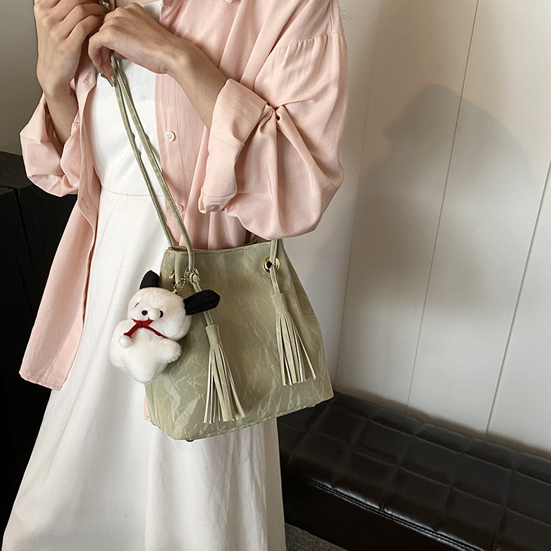 Diseño de nicho de bolsos de tendencia universal mujeres 2024 primavera y verano nuevo simple bolso de hombro de alta calidad bolso de cubo casual