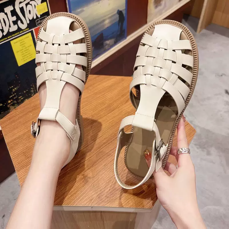 Новые summer outside wearing literary and artistic wild fairy style Fashion flat Bao Toutou hollowed out Roman style cool