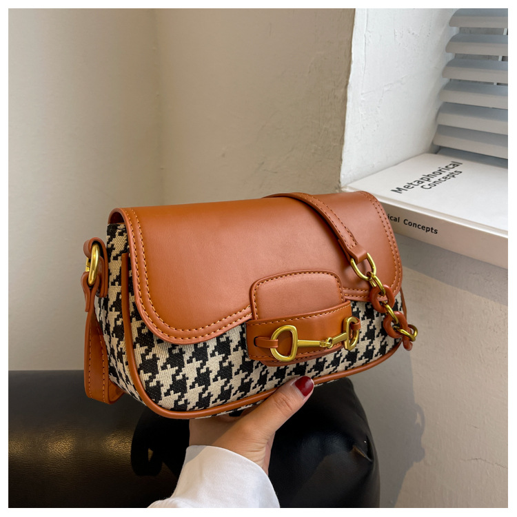 Chain Messenger Bag 2021 New Niche Western Style One-shoulder Armpit Small Square Bag display picture 4