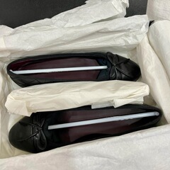 元のマークを持つ小さい香りの風の平皮の靴の2025年の新型の丸い頭は色の蝶結びのバレエの靴の女性をつづり合わせます。