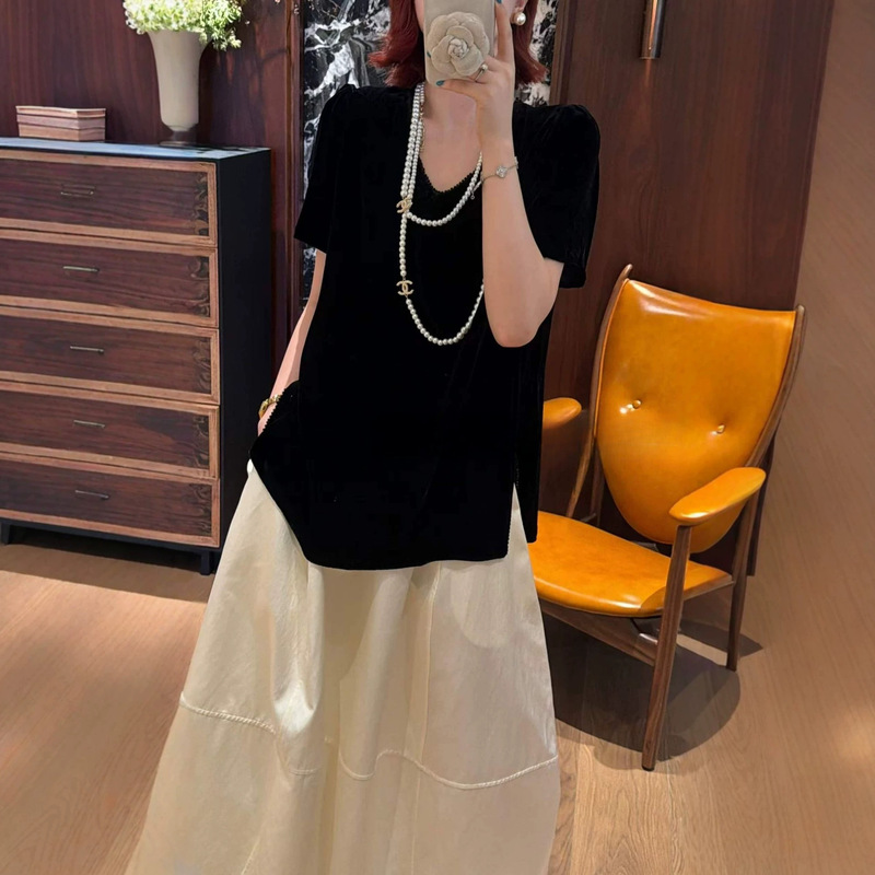 26 New Styles of Simple Style V-Neck Silk Velvet Tops with Chain Side Slits, Fashionable and Versatile Casual Shirts That Suit Everyone