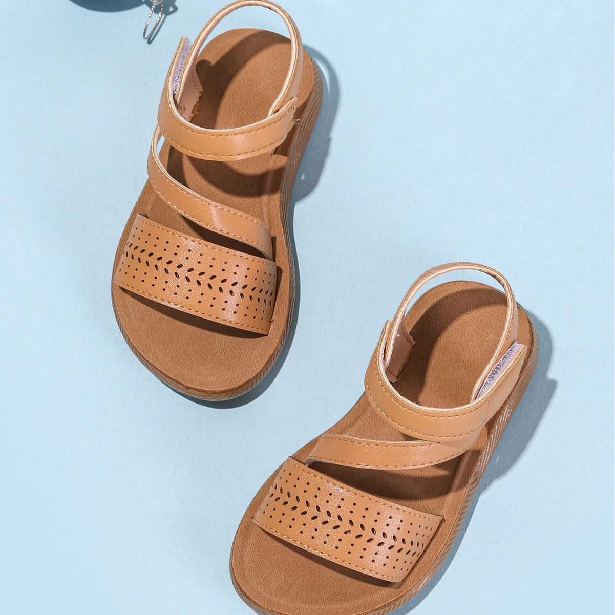 2026 verano nuevo comercio exterior transfronterizo cabeza redonda diseño vaciado velcro suave cómodo sandalias planas
