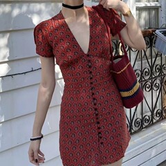 小柄な方向けの花柄ワンピース、高級感のあるフレンチスタイル、深いVネック、プリント柄、ボタン留め、ウエストシェイプ、ヒップを包み込む花柄ワンピース