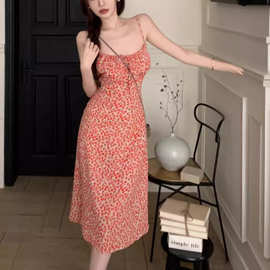 法式碎花系带吊带连衣裙女夏季新款收腰显瘦中长裙红色度假风裙子