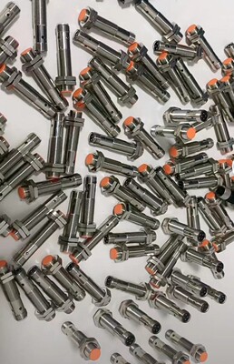 Вихретоковый бесконтактный переключатель E2B-M18KN16-WZ-C1