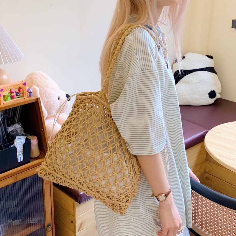 Versión coreana del bolso de nicho 2025 verano nuevo bolso femenino bolso tejido hueco bolso de hombro con borla de gran capacidad