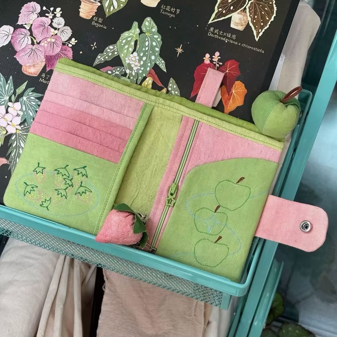 Çilek tasarımlı pasaport cüzdanı kart ve bozuk para bölmeli