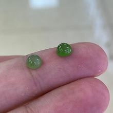 天然和田碧玉圆形4m 5m小戒面干净无黑点颜色阳绿果绿色适合包珠