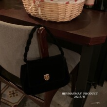 韩版秋冬2025新款时尚百搭黑色绒雾面法式金扣复古手工麻花手提包