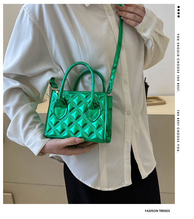 Piccola borsa a tracolla quadrata in vernice effetto goffrato_voghion.com