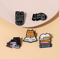 Симпатичные книги Мультфильм Любящее чтение Кошки Ленивые Мультфильмы Маленькие животные Универсальный костюм Рюкзак Металлический значок