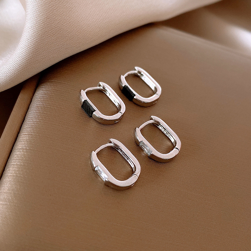 Pendientes de perlas asimétricas con cuernos de diamantes súper parpadeantes de plata Pendientes de nicho de viento frío femenino Pendientes de lujo ligero de alta calidad