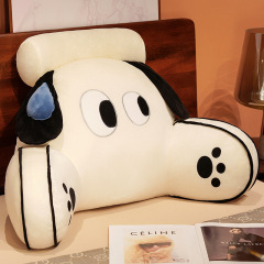 漫画の大きな目の犬のベッドの上のクッションの大きな目の猫の背もたれの学生寮のベッドの上で本を読んで携帯電話を遊んで腰をかばって枕に寄りかかっています。
