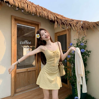黄色吊带碎花连衣裙子女初夏季2026新款海边度假风多巴胺穿搭套装