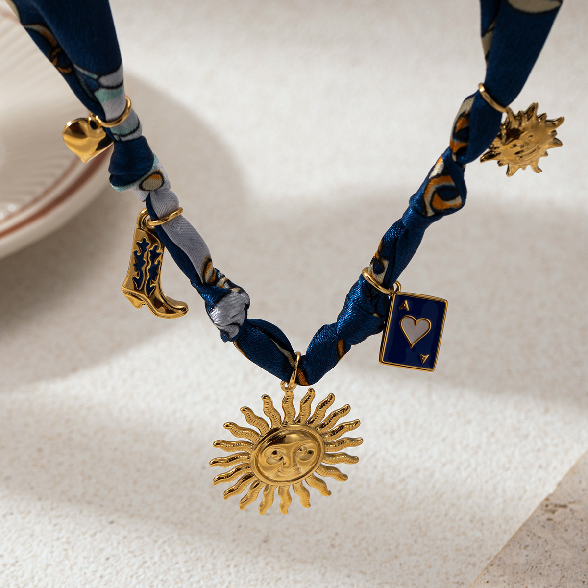 Collar de acero inoxidable TENA Europa y América lujo ligero de alto nivel sentido versátil colgante bufandas de sol collar de acero titanio no se desvanece mujer