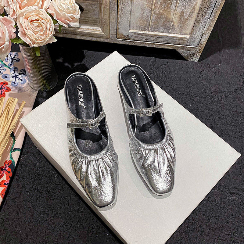 Dép mule nữ mũi vuông xếp ly gót thấp 1–3 cm, quai hậu khóa cài, đế bằng — Màu bạc, Màu mơ, Màu đen