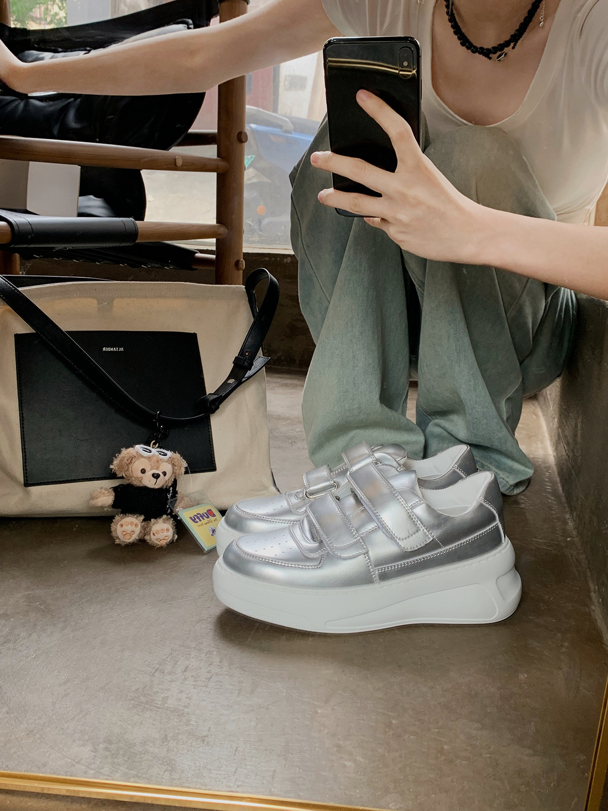 ソフト牛革 ~ 本革の年齢を減らすマジックテープの厚い底の白い靴の女性の秋の新型の百合は高くなります。