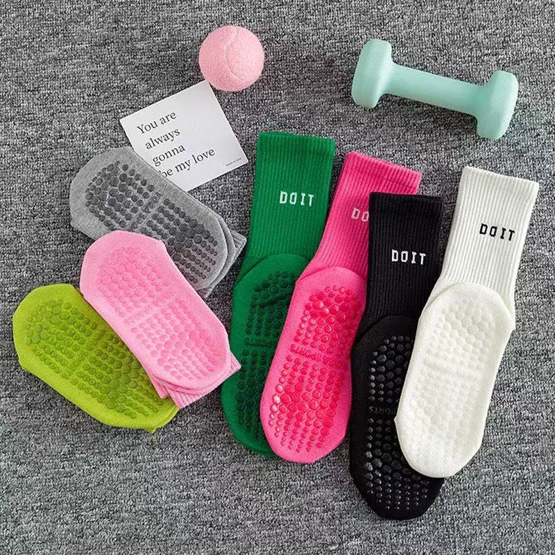 Women's Fitness Floor Socks Trendy Mid-Tube Yoga Socks Shark Pants Socks Sports Socks Sweat-Absorbent Breathable Pilates Socks