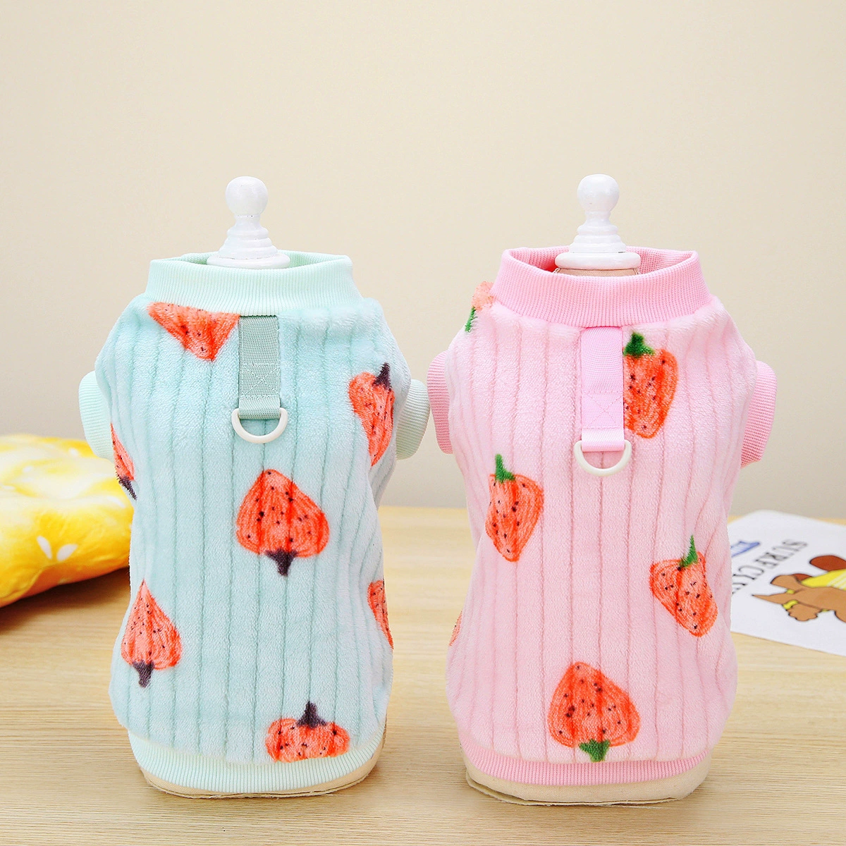 Кольцо для вытягивания собак Одежда для домашних животных Бархатная одежда Одежда для собак Осень и зима Новая бархатная одежда 23 клубники