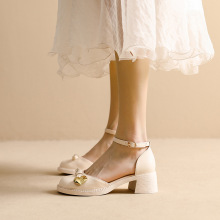 小众新款2025年中空厚底粗跟凉鞋女一字带爱心扣蝴蝶结凉鞋单鞋女