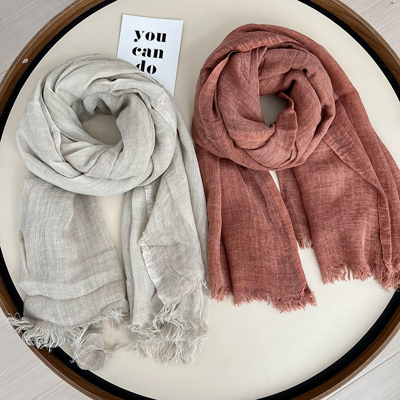 Otoño y invierno bufandas de mujer nuevo ocio versátil color sólido transpirable borde de lana gruesa bufandas cálidas bufandas de seda al por mayor