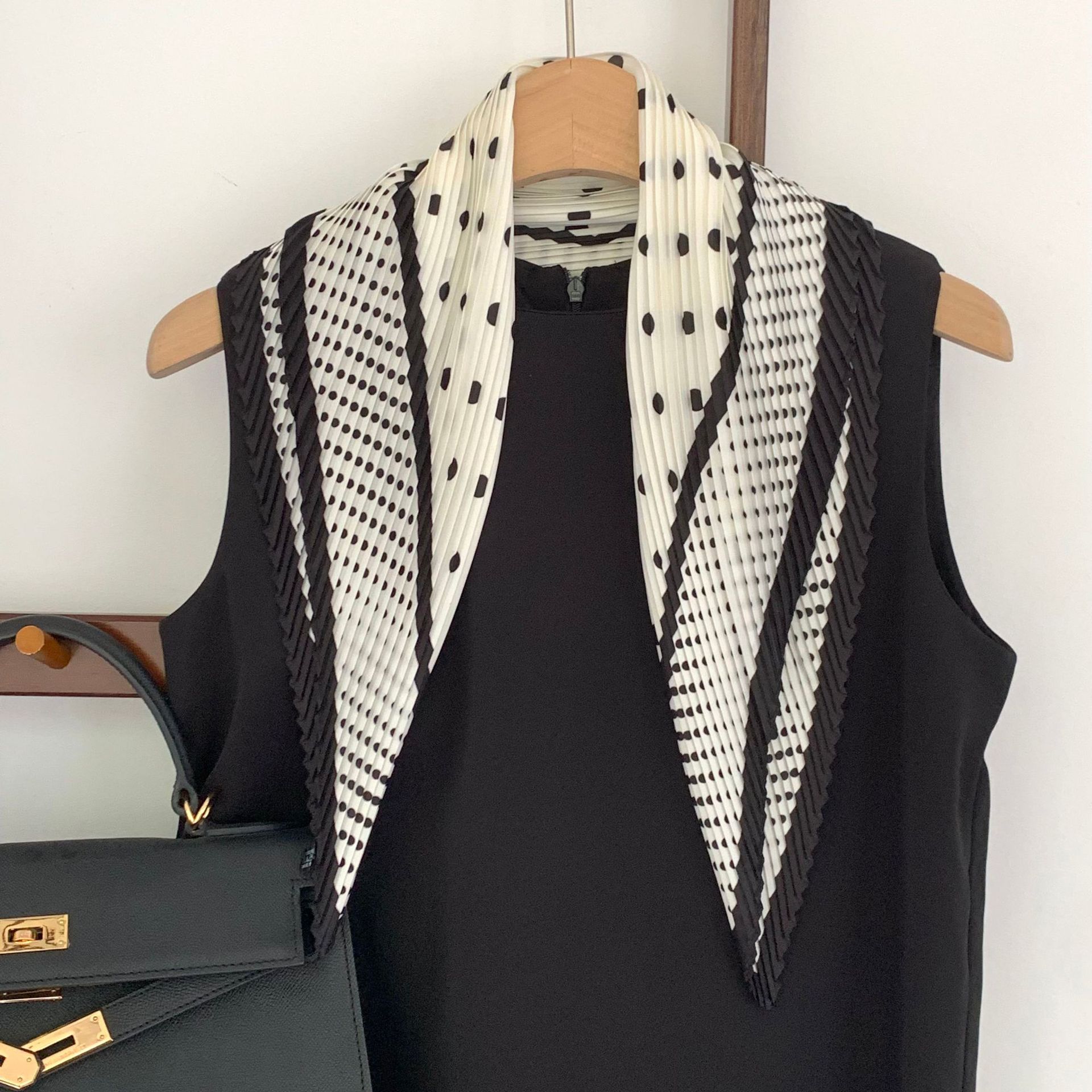 Punto de onda de borde negro arrugado