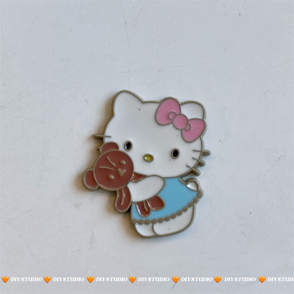 밝은 색상의 작은 새끼 고양이 액세서리