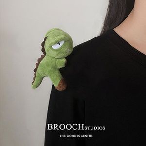 Cadena de dibujos animados broches de pelusa lindas muñecas pines creativos accesorios de pareja al por mayor joyas colgantes nicho