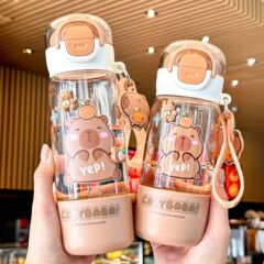 カピバラの子供のコップの女子学生の2025新型の大容量の高い顔の値の学生の双飲のプラスチックのストローのコップ