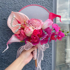中国式の新婦の手は花を持って結婚します。