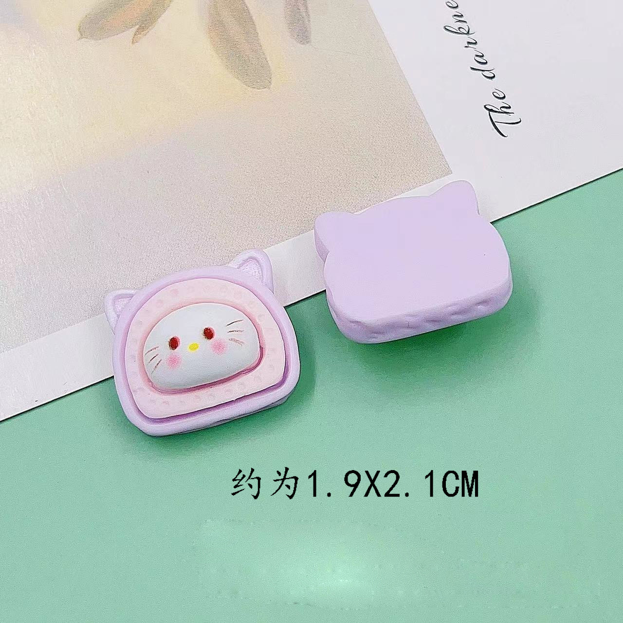 Pequeño Libro Rojo nuevo Sanrio pan de dibujos animados rollo crema pegamento resina DIY accesorios al por mayor teléfono móvil material parche