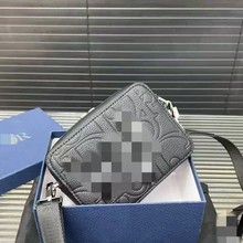 迪家男包黑色印花效果皮革拉链手拿包单肩斜挎包