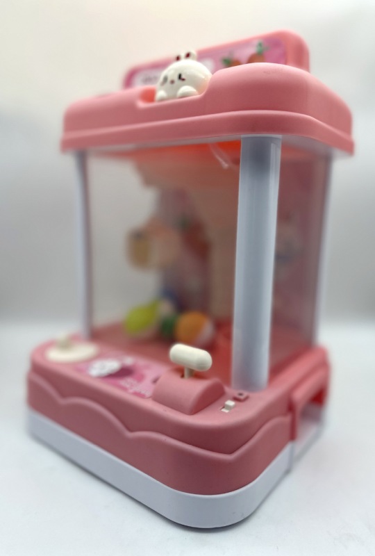 六一子供の日にミニで子供を捕まえます。小型家庭用の子供用の大きいサイズの子供用のおもちゃを挟んで、子供の卵をひねります。|undefined