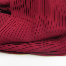 酒红暗红色压皱雪纺面料供应半身长连衣裙百褶雪纺面料0.5cm