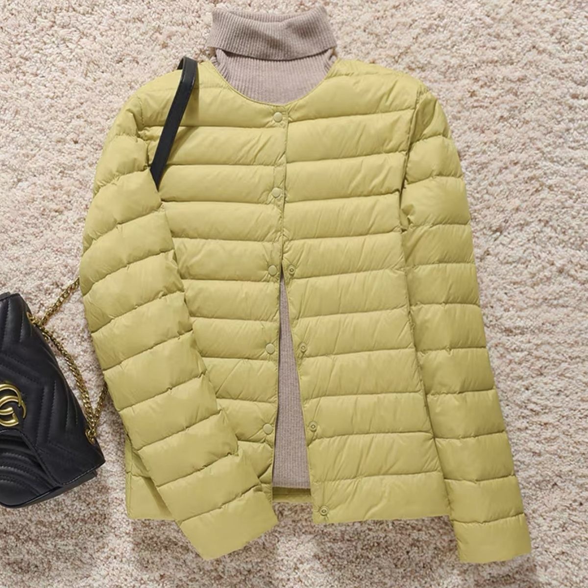 New autumn and winter styles: simple, lightweight, and truly comfortable. 2026 winter women's round-neck, short, collarless, plus-size, warm, and loose-fitting outerwear