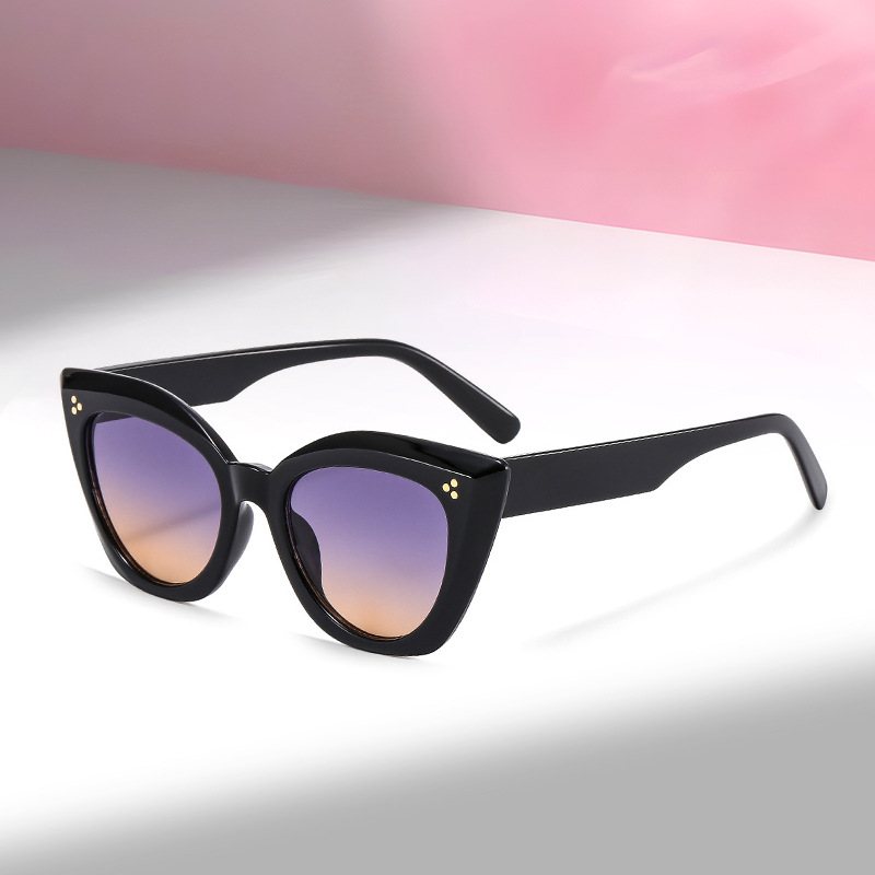 Capacious women's trend sunglasses