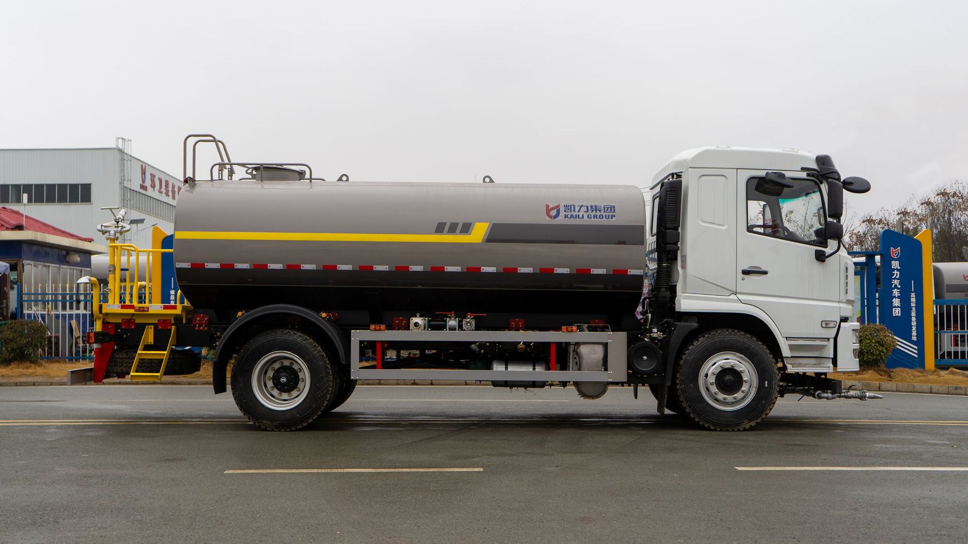 Sprinkler Truck Engineering Vehicle 12 Cubic Meters Spray Truck 15 Cubic Meters Sprinkler Truck Construction Site Dust Reduction Environmental Protection Sprinkler with Fog Cannon