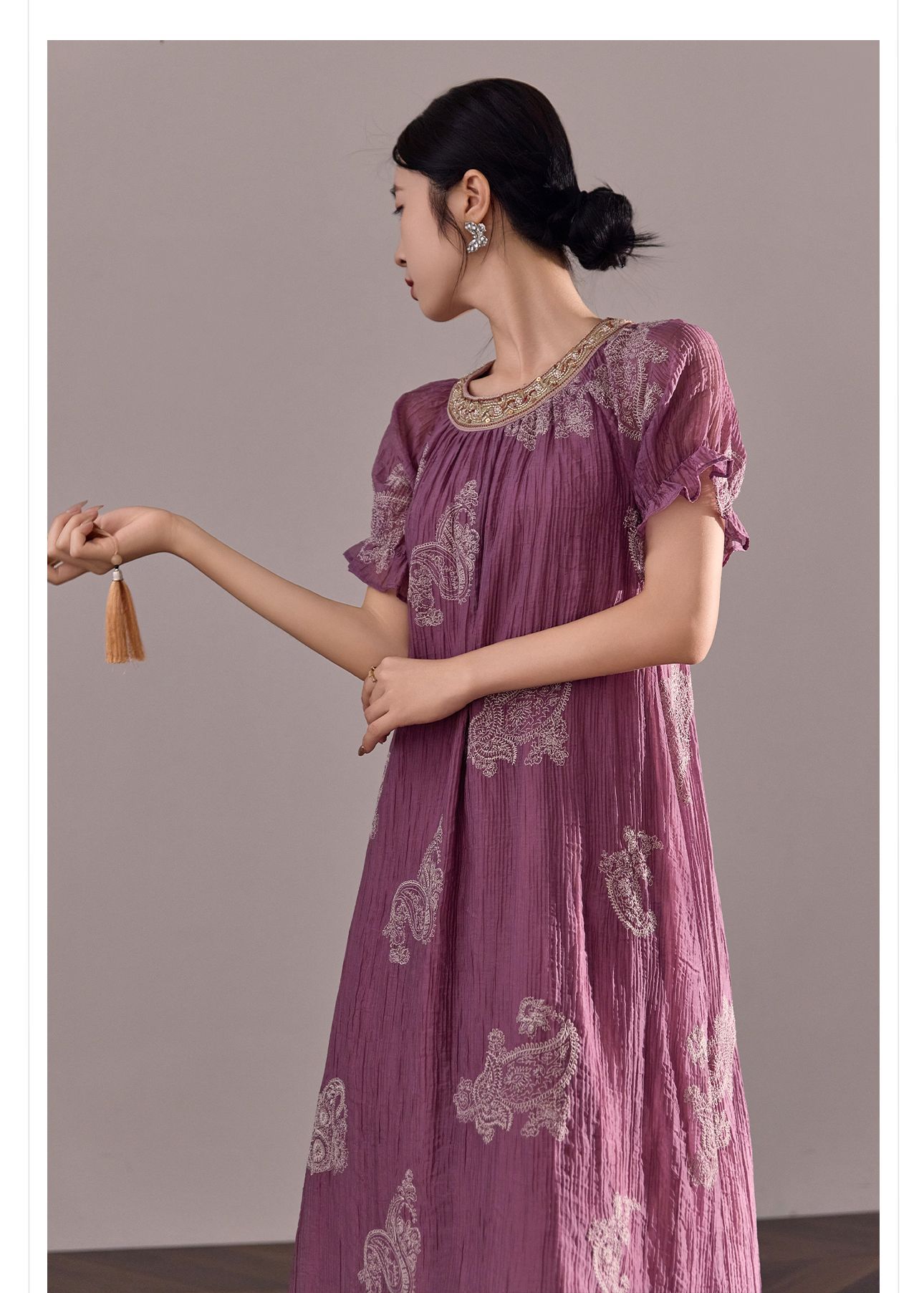 Đầm maxi nữ thêu họa tiết Chinoiserie cao cấp phong cách mới — Tím chi tiết 9