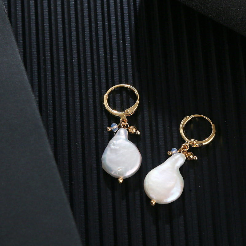 Classic high quality fashionable earrings drop-shaped from pearl