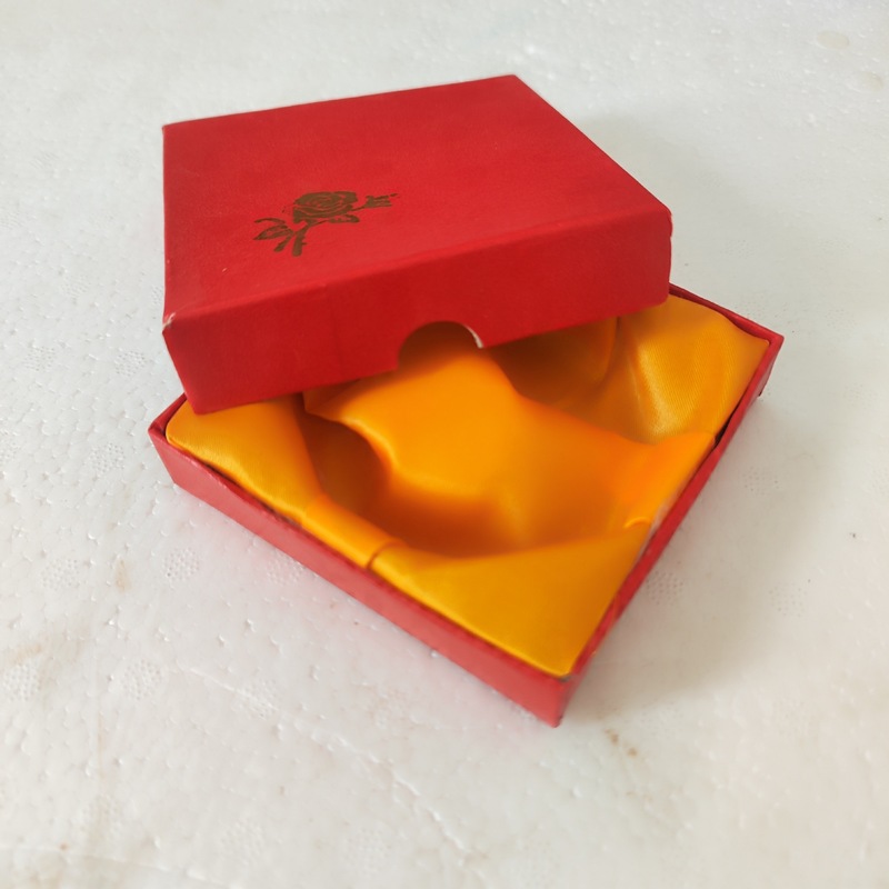 翡翠色の腕輪の卸売りは露店を並べて水墨の丹青の腕輪の漢白玉の青田玉の貴州の翠玉の腕輪を生放送します。|undefined