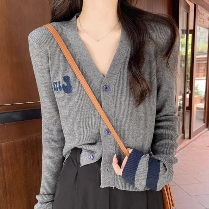 2024 초가을 틈새 및 서양식 얇은 긴팔 스웨터 재킷을 갖춘 여성을 위한 새로운 브이넥 자수 니트 가디건