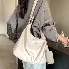 2024春の女性のカジュアルな通勤バッグ韓国版の新商品ファッションショルダーバッグ高級感大容量女性ナイロンバッグ