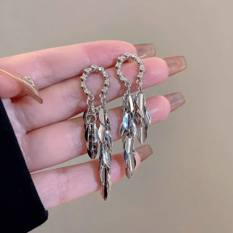 Diseño de nicho de alta gama borla larga sin orejas clip de oreja elegante estilo occidental de las mujeres cara-mirando pequeños nuevos pendientes de moda