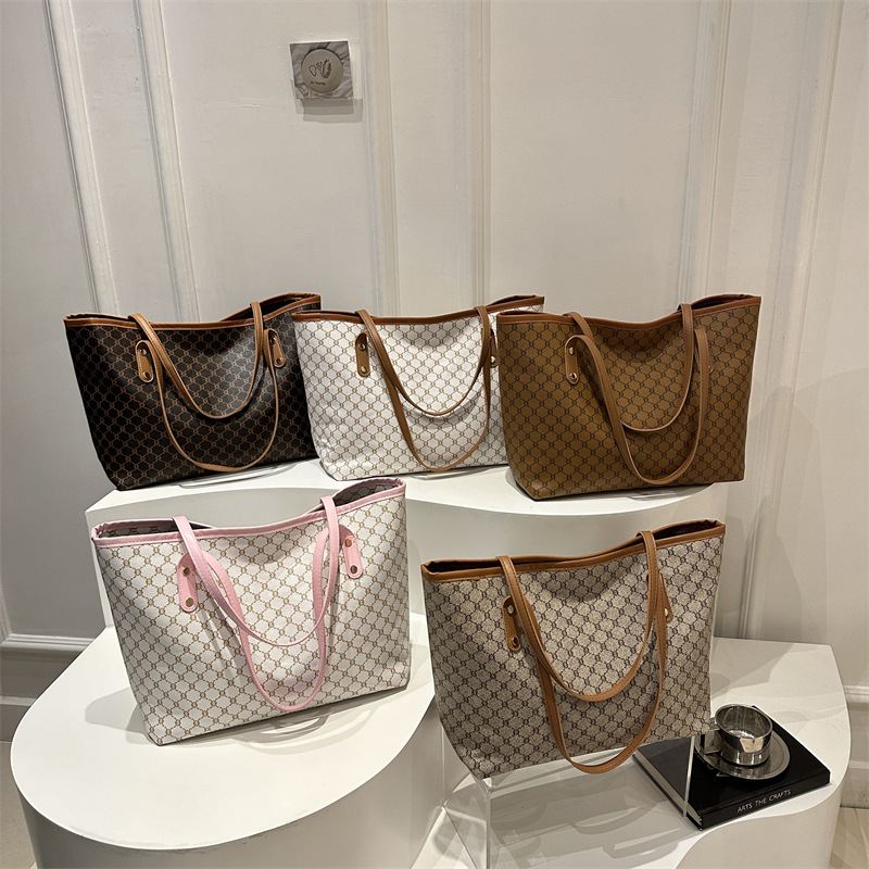 Bolsos sencillos y de moda de gran capacidad para mujer 2025 primavera nuevo bolso de moda bolso de hombro portátil de gran capacidad para viajeros