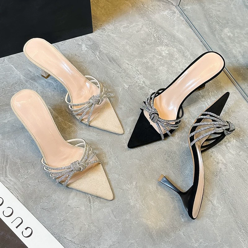 Тапочки 2025 летние новые европейские и американские сексуальные босоножки на высоком каблуке с камнями, остроносые серебряные босоножки с вырезами для женщин