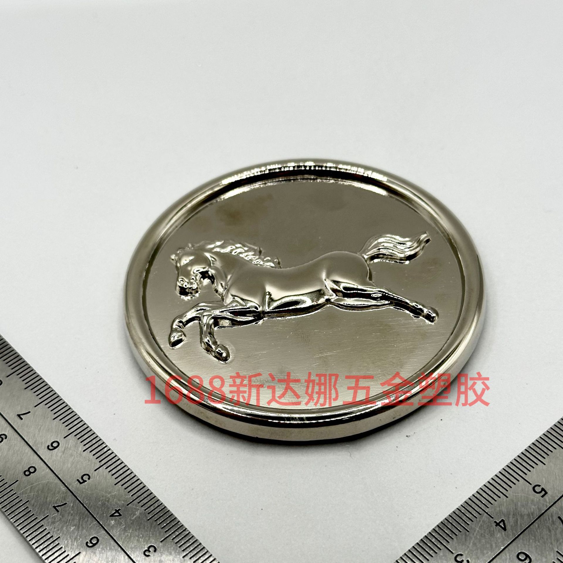Zinc alloy circular horse pendant, three-dimensional relief bag decoration tag with nails, hardware accessory
