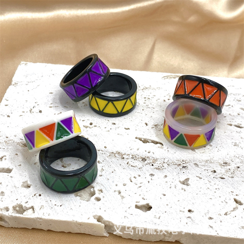 Nuevo diseño de moda de verano transfronterizo triángulo de viento color de goteo de resina acrílica anillo anillo
